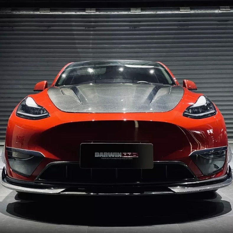 Cofano in carbonio DarwinPro Tesla Model Y – vista laterale in garage