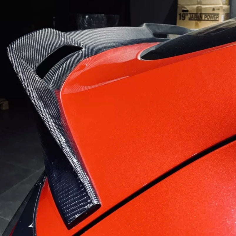 Spoiler in carbonio DarwinPro Tesla Model Y – dettaglio laterale