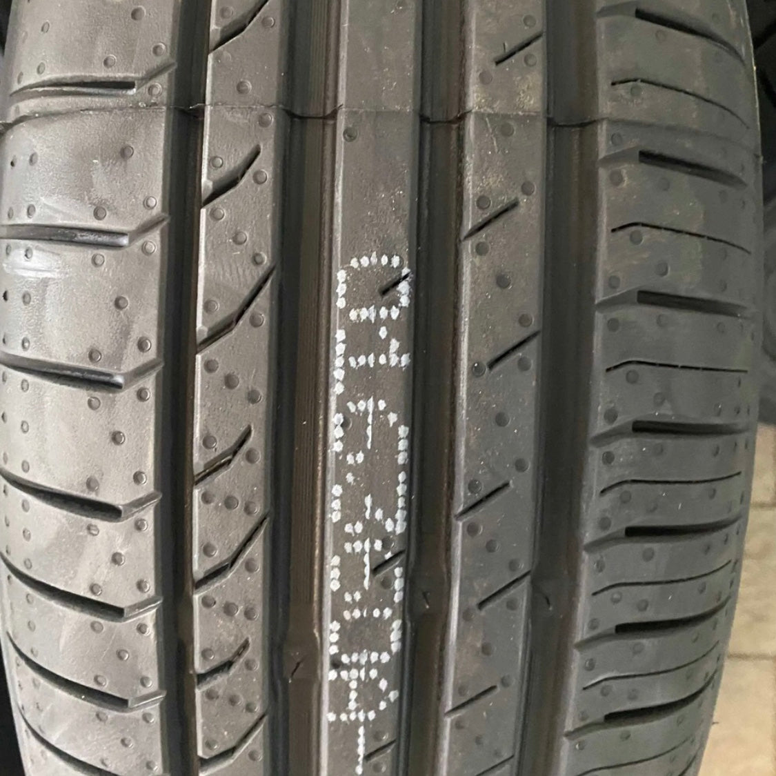 Battistrada Goodride ZuperEco Z-107 195/55R16 - dettaglio scanalature e lamelle